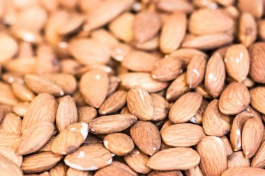 Bir yığın sağlıklı ve lezzetli badem yakalamak.