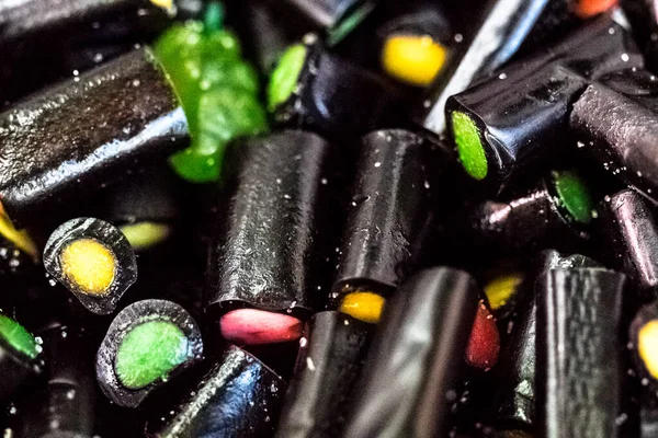 Захват Черной Вкусной Кучи Мармеладных Сладостей — стоковое фото
