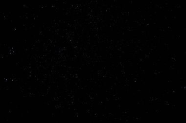 Sonbaharda uzak bir Rus köyünde çok karanlık, yıldızlı bir gece.