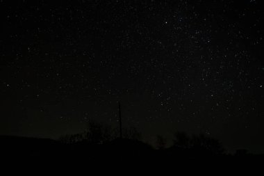 Rus köyünde çok karanlık bir sonbahar yıldızlı gecesi.
