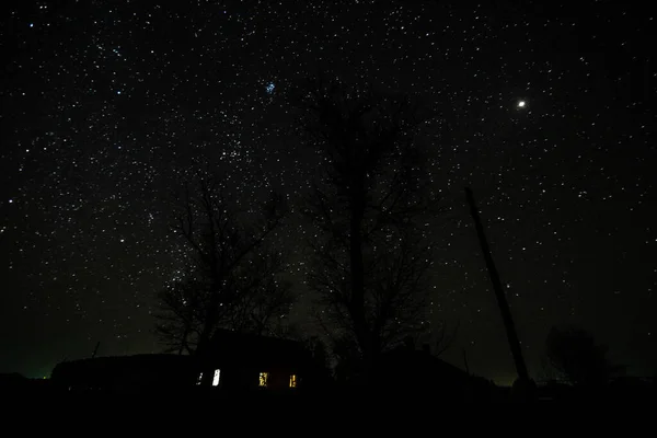 Zeer donkere herfststerrennacht in een Russisch dorp — Stockfoto