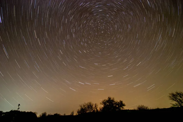 Zeer donkere herfststerrennacht in een Russisch dorp — Stockfoto