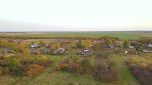 秋天飞越俄罗斯的一个村庄 — 图库视频影像