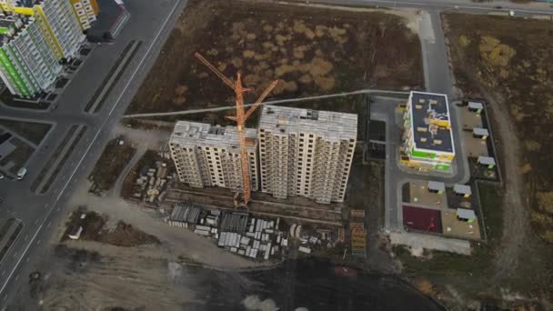 Будівництво нових будинків у нових районах міста Пенза. — стокове відео