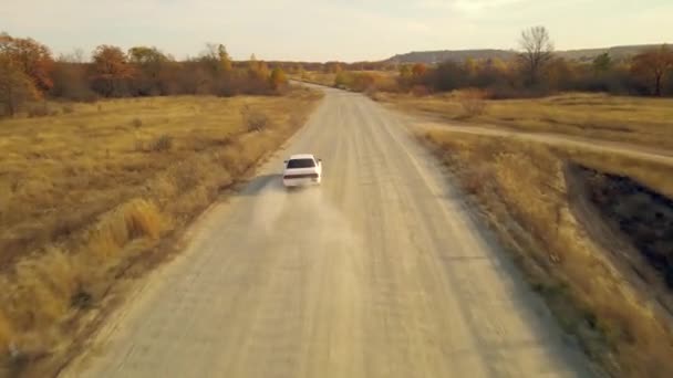 Auto se řítí po polní cestě — Stock video