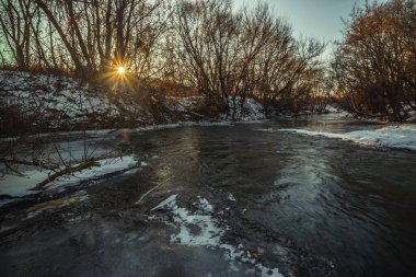 Buz tutmuş donmuş bir nehrin üzerindeki kış manzarası. Yüksek kalite fotoğraf