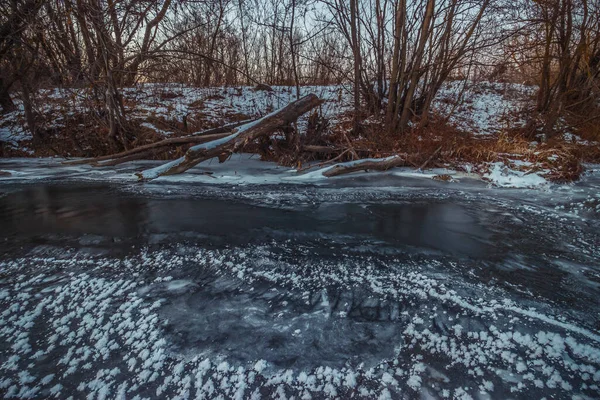 Zimowy Krajobraz Zamarzniętej Rzece Silnym Mrozie Wysokiej Jakości Zdjęcie — Zdjęcie stockowe