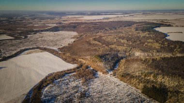 Kış orman manzarası bir kuadrokopterle yapıldı. Yüksek kalite fotoğraf