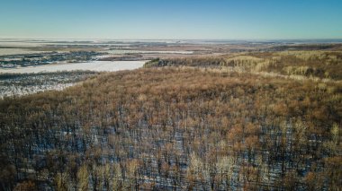 Kış orman manzarası bir kuadrokopterle yapıldı. Yüksek kalite fotoğraf