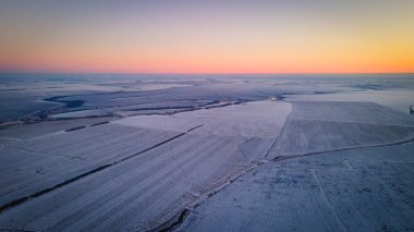 Kışın soğuk bir arazide güzel bir günbatımı. Yüksek kalite fotoğraf