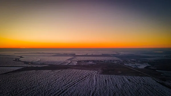 Bellissimo Tramonto Campo Ghiacciato Invernale Foto Alta Qualità — Foto Stock