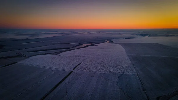 美丽的落日在寒冷的冬季田野里 高质量的照片 — 图库照片