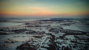 Bir Rus köyünün üzerinde gün batımı. Havadan çekilmiş bir fotoğraf. Yüksek kalite fotoğraf