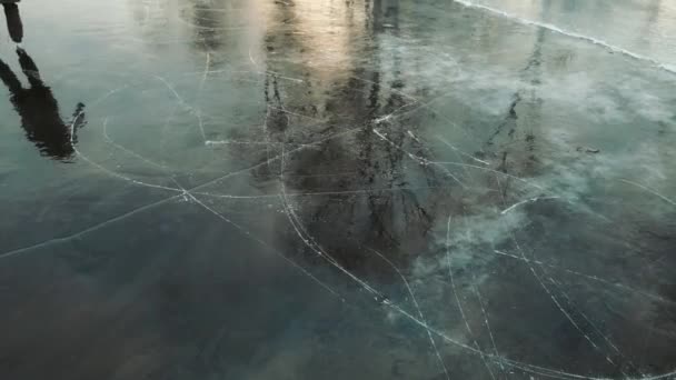 Menino e cão patinação no gelo no rio congelado — Vídeo de Stock