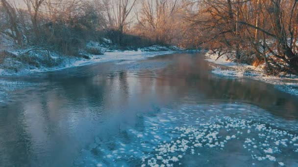 Malá zimní řeka v chladném Rusku — Stock video