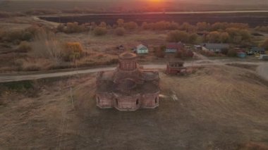 Rus köyündeki eski bir Ortodoks kilisesinin üzerinden uçuyor.