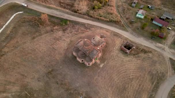 Пролетел над старой православной церковью в русской деревне — стоковое видео