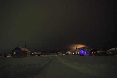 Karanlık bir gecede, kışın köy. Yüksek kalite fotoğraf