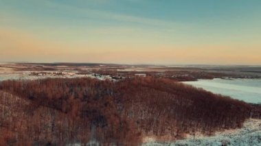 Rus kırsalındaki güzel kış yaban hayatının üzerinde uçuyor.