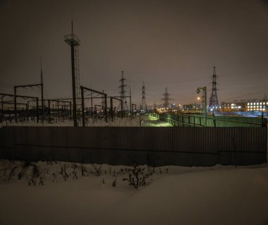 Khimki şehrinin karanlığındaki elektrik direkleri. Yüksek kalite fotoğraf