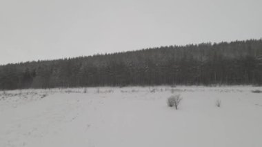 Bir kuadrokopterde ve kırsalda kar yağışı altında uçmak