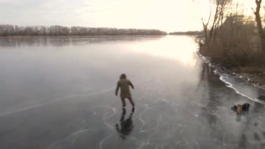 Drone kışın donmuş göle düştü.