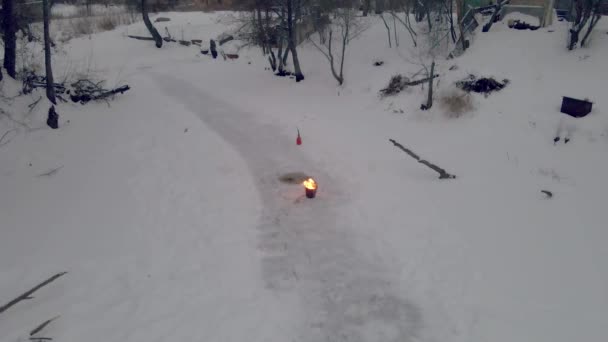 Explosion Balon Med Lättantändlig Vätska Hink Bensin — Stockvideo