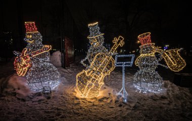 LED kardan adam figürleri ve parktaki müzik aletleri. Yüksek kalite fotoğraf