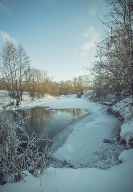 Rusya kırsalında kış nehri manzarası. Yüksek kalite fotoğraf