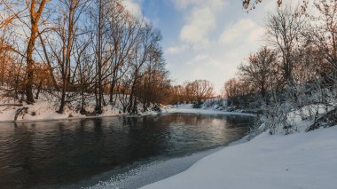 Rusya kırsalında kış nehri manzarası