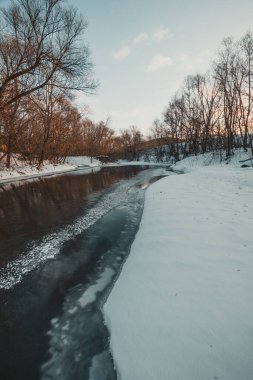 Rusya kırsalında kış nehri manzarası. Yüksek kalite fotoğraf