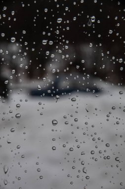 Evin penceresinin camına damlatıyor. Yüksek kalite fotoğraf