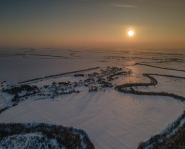 Penza bölgesindeki bir Rus köyünde gün batımı. Yüksek kalite fotoğraf
