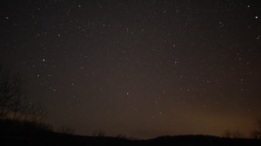 Kış gecesinde yıldızlı gökyüzünün zamanı.