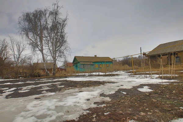 Vår på den ryska landsbygden. snön hade nästan smält — Stockfoto