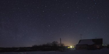 Gece yıldızlı gökyüzü köy evinin üzerinde. Yüksek kalite fotoğraf