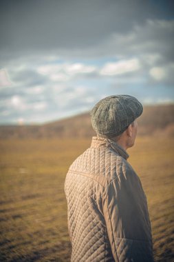 Bahar günü yürüyüş yapan şapkalı bir adam. Yüksek kalite fotoğraf