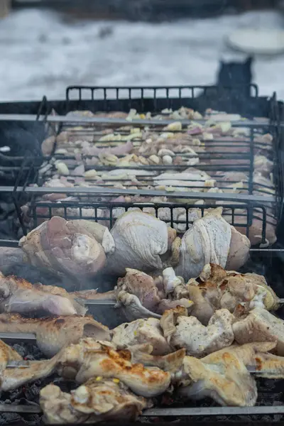 Pernas Frango Suculentas São Cozinhadas Carvão Foto Alta Qualidade — Fotografia de Stock