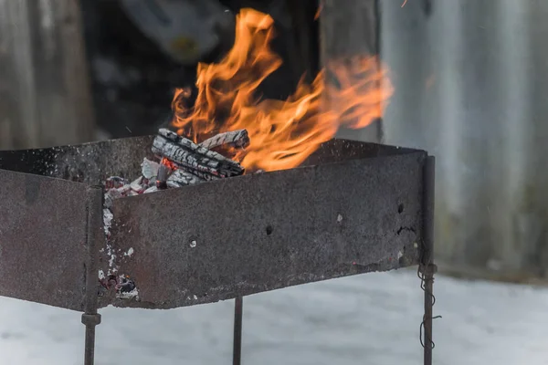 Pożar Starym Wypalonym Grillu Wysokiej Jakości Zdjęcie — Zdjęcie stockowe