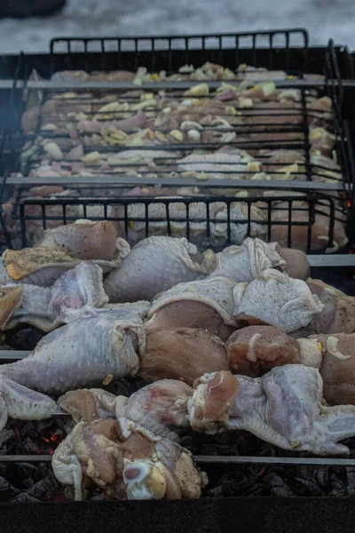 Pernas de frango suculentas são cozidas em carvão — Fotografia de Stock
