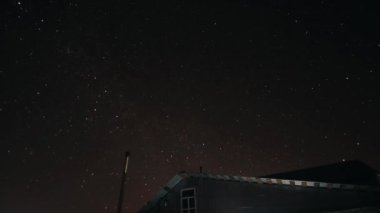 Kış gecesinde yıldızlı gökyüzünün zamanı.