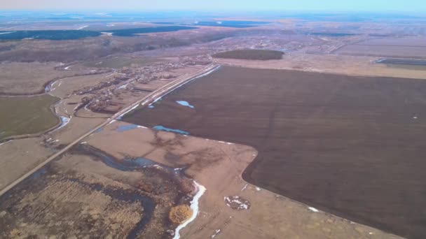 Vliegen over het platteland in het voorjaar in de Penza regio — Stockvideo
