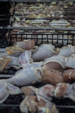 Sulu tavuk bacakları kömürde pişirilir. Yüksek kalite fotoğraf