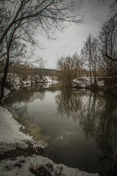 ロシアの村の川の春の風景 高品質の写真 — ストック写真