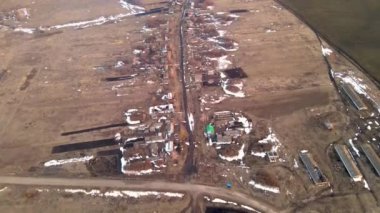 Penza bölgesinde ilkbaharda kırsal bölgede uçuyor.