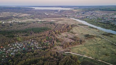 Orman bölgesindeki bir kır köyü.