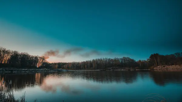 Lac Forestier Par Une Soirée Chaude Photo Haute Qualité — Photo