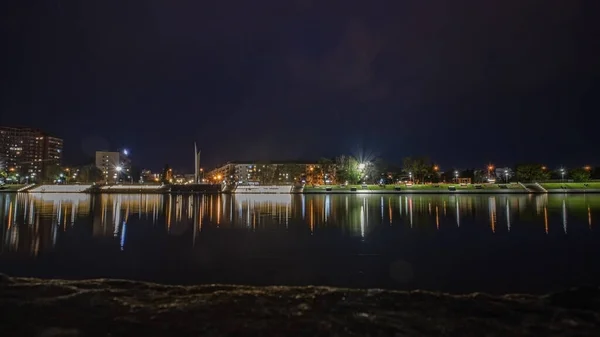 ペンザの堤防の夜の風景 スーラ川 — ストック写真