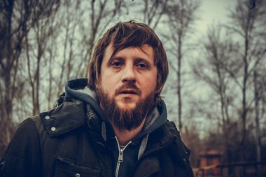 Sakallı adam parlak bir geleceğe bakıyor.