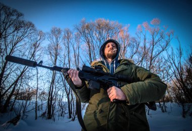 Elinde silahı ve sigarasıyla Kurtuluş Ordusu 'ndan bir savaşçı. Yüksek kalite fotoğraf